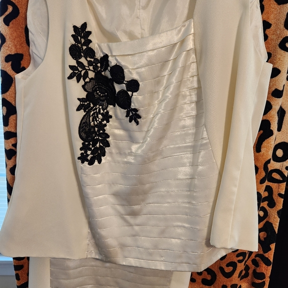 Women's skirt suit - Picture 2 of 3